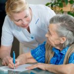 Terapeuta Ocupacional atendiendo a paciente geriátrico