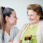 Terapeuta Ocupacional con usuario de Centro de Día