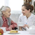 Terapeuta Ocupacional trabajando alimentación en geriatría
